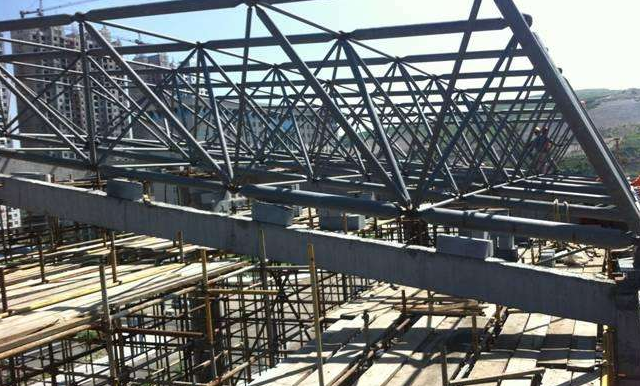 怀柔简述网架公司的黑色压型钢板的吊装步履